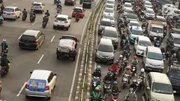 Kendaraan terjebak kemacetan saat melintas di Jalan KH Abdullah Syafei, Jakarta, Selasa (14/5). Tingginya antusias warga yang ingin berbuka puasa di rumah selama Ramadan menyebabkan sejumlah ruas jalan di Ibu Kota mengalami kemacetan lebih awal. (Liputan6.com/Immanuel Antonius)