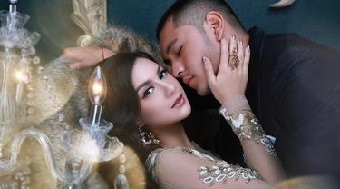 Serius Pacaran Irish Bella Giorgino Abraham Pikirkan Rumah Masa Depan News Entertainment Fimela Com Mengenakan bawahan berwarna biru, membuat pasangan ini terlihat kompak. serius pacaran irish bella giorgino