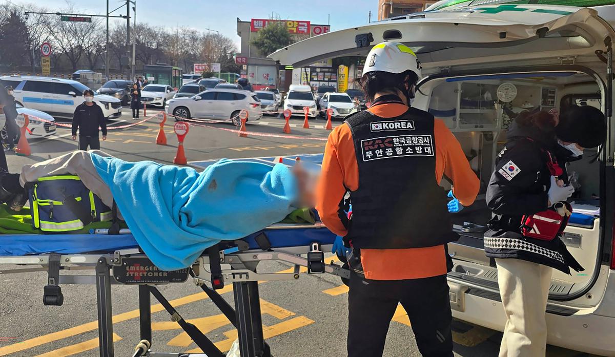 Tim SAR Evakuasi Korban Pesawat Jeju Air yang Jatuh Terbakar