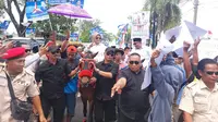 Pasangan bakal Calon Bupati Wahyu Tjiptaningsih dan Wakil Bupati Cirebon Solichun mendaftar ke KPU pada hari terakhir pendaftaran, Kamis (29/8/2024). (Liputan6.com/ Panji Prayitno)