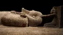 Artefak lain yang menunjukkan inovasi artistik pada masa pemerintahan Firaun termasuk topeng emas, sarkofagus berukir, perhiasan, dan bahkan mumi anak singa. (AP Photo/Mark Baker)