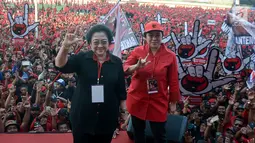 Ketua Umum PDI Perjuangan Megawati Soekarno Putri dan Puan Maharani salam tiga jari pada Apel Siaga PDI Perjuangan Setia Megawati, Setia NKRI di Stadion Manahan, Solo, Jawa Tengah, Jumat (11/5). (Liputan6.com/HO/Ivan)