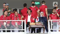 Presiden Joko Widodo (tengah duduk) saat jeda laga timnas Indonesia melawan Thailand pada lanjutan kualifikasi Grup A Piala AFF 2022 di Stadion Utama Gelora Bung Karno, Jakarta, Kamis (29/12/2022). Laga berakhir imbang 1-1 meski Indonesia sempat unggul lewat gol yang dicetak Marc Anthony Klok lewat titik putih. (Liputan6.com/Helmi Fithriansyah)