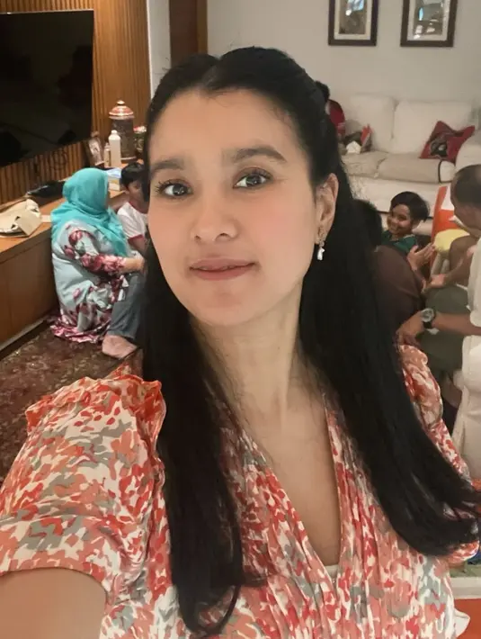 Pulasan makeup natural dalam rona peach pun melengkapi penampilan Marcella.  [@marcella_zalianty].