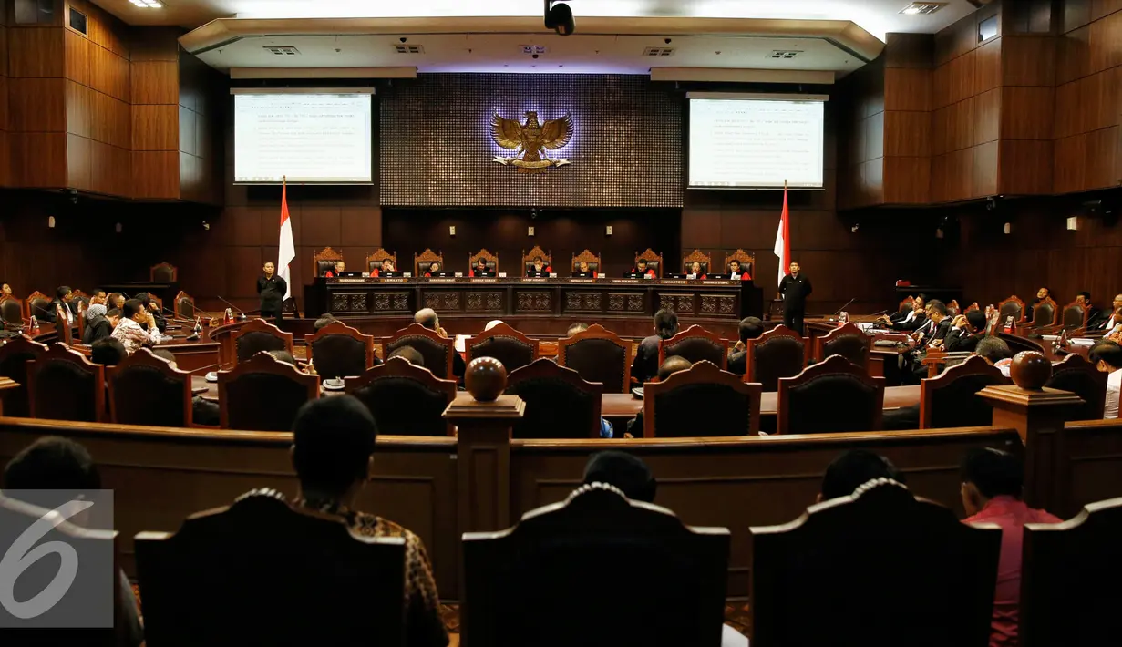 Suasana Mahkamah Konstitusi memutus sebanyak 3 gugatan perkara perselisihan hasil pemilihan (PHP) kepala daerah 2015 yang telah melewati pemeriksaan pokok perkara di Mahkamah Konstitusi, Jakarta, Senin (22/2). (Liputan6.com/Faizal Fanani)