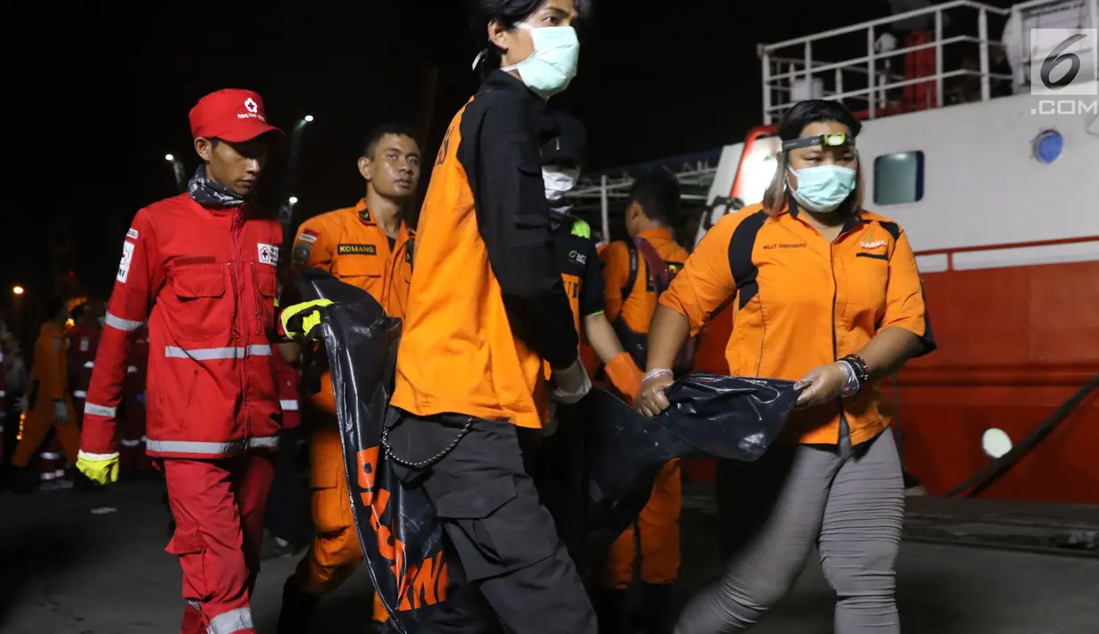 Personil SAR Gabungan membawa kantong jenasah yang diturunkan dari KN SAR Sadewa di Pelabuhan JICT 2, Jakarta, Rabu (31/10). 189 orang menjadi korban jatuhnya pesawat Lion Air JT- 610, Senin (29/10) lalu. (Liputan6.com/Helmi Fithriansyah)