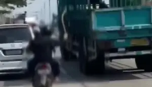 Viral video remaja acungkan celurit ancam pengendara truk di Pemalang. (Foto: Liputan6.com/SS Video Istimewa)