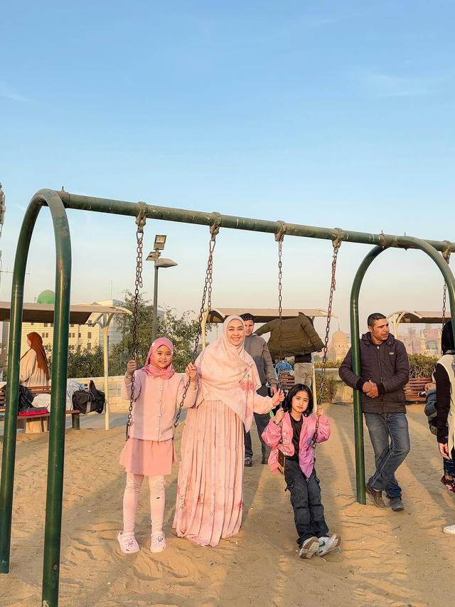 Kompak Berbusana Warna Pink, 5 Potret Oki Setiana Dewi Ajak Anak-Anak Main di Taman Kota Kairo  (credit: instagram/okisetianadewi).