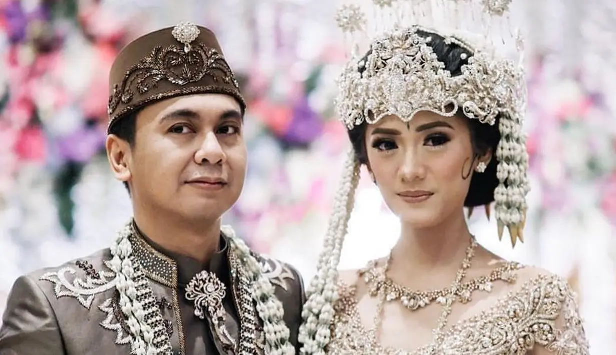 Tepat di hari Sabu (5/5/2018), Anissa resmi menikah dengan komika  dan penulis buku terkenal, Raditya Dika. Saat akad nikah, Anissa tampak memukau dengan kebaya berwarna keemasan. (Instagram/anissaaziza)