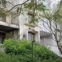 Potret rumah peninggalan alm Olga Syahputra yang terbengkalai (Sumber: Youtube/Rizquna Channel)