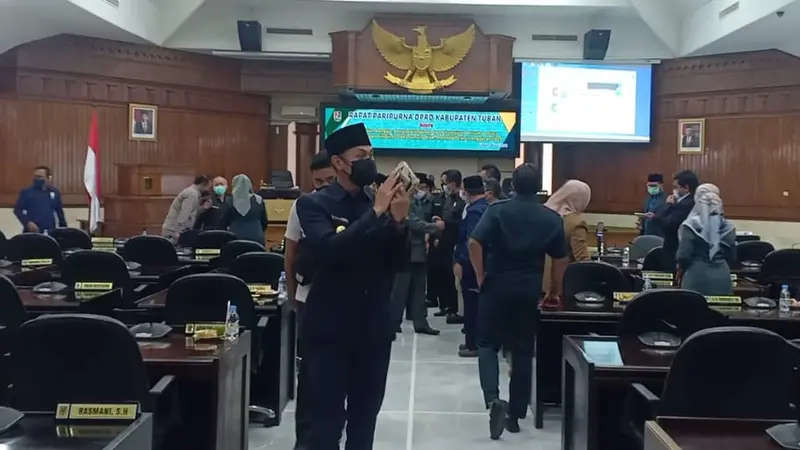 Bupati Tuban Aditya Halindra Faridzky, usai sidang paripurna di gedung dewan setempat. (Liputan6.com/Ahmad Adirin)