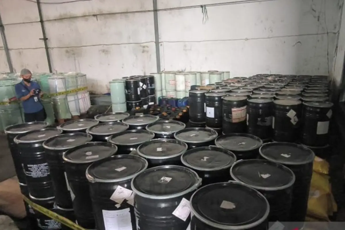 Petugas dari Direktorat Tindak Pidana Ekonomi dan Khusus (Dittipideksus) Bareskrim Polri menyita menyita 362 drum atau sekitar 18,1 ton sianida ilegal.