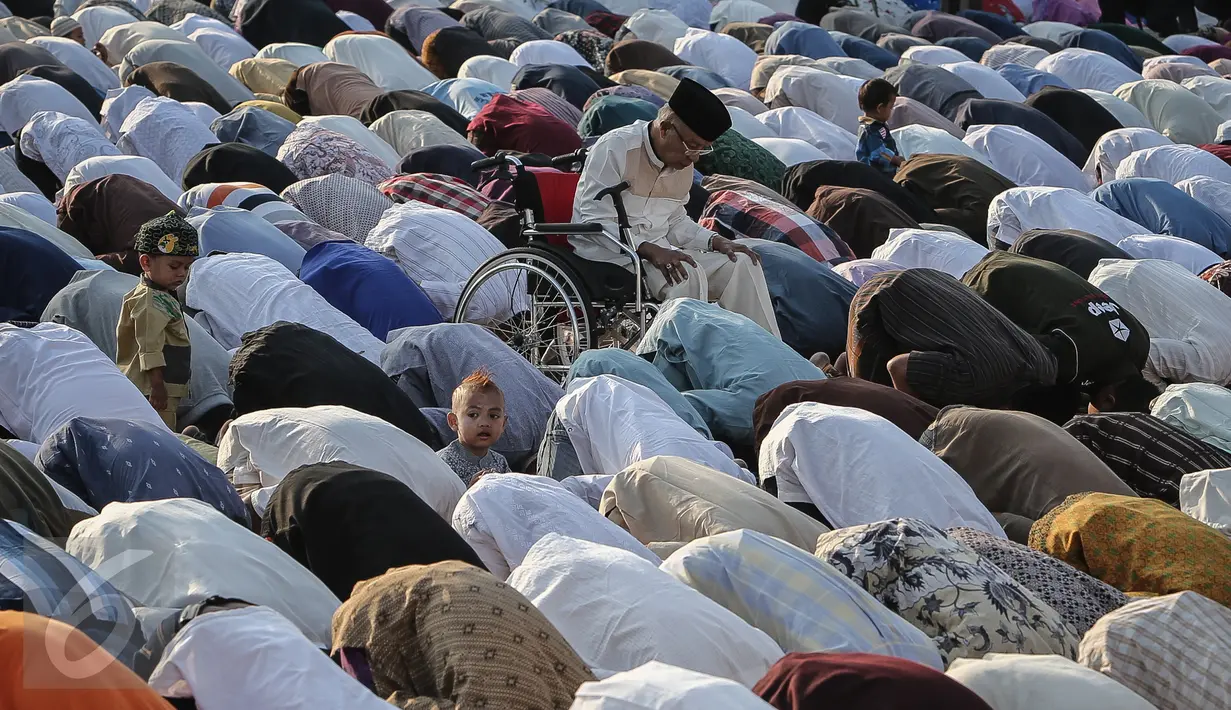 Ribuan umat Muslim bersiap melaksanakan Shalat Idul Adha di Pelabuhan Sunda Kelapa, Jakarta, Kamis (24/9/2015). Nuansa khas pelabuhan menjadi keunikan tersendiri saat Shalat Ied di tempat ini. (Liputan6.com/Faizal Fanani)