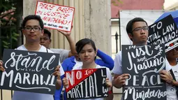 Sejumlah orang menggelar aksi protes terhadap  deklarasi Darurat Perang oleh Presiden Duterte di wilayah selatan Mindanao, Manila, Filipina, Kamis (8/6). deklarasi tersebut menurut mereka hanya akan menimbulkan pelanggaran HAM. (AP Photo / Bullit Marquez)
