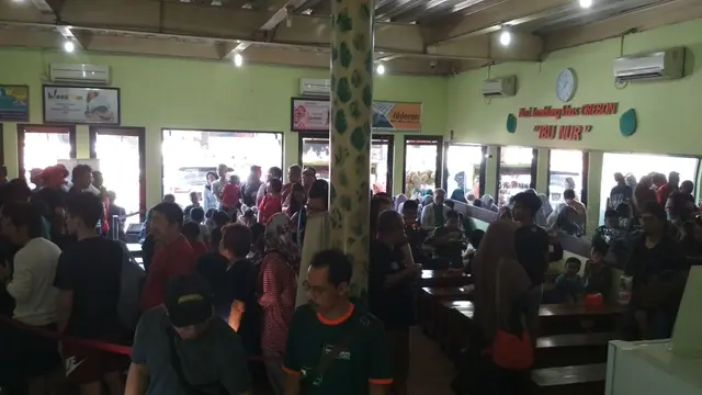 Pengunjung Rela Antre Demi Menyantap Nasi Jamblang Cirebon