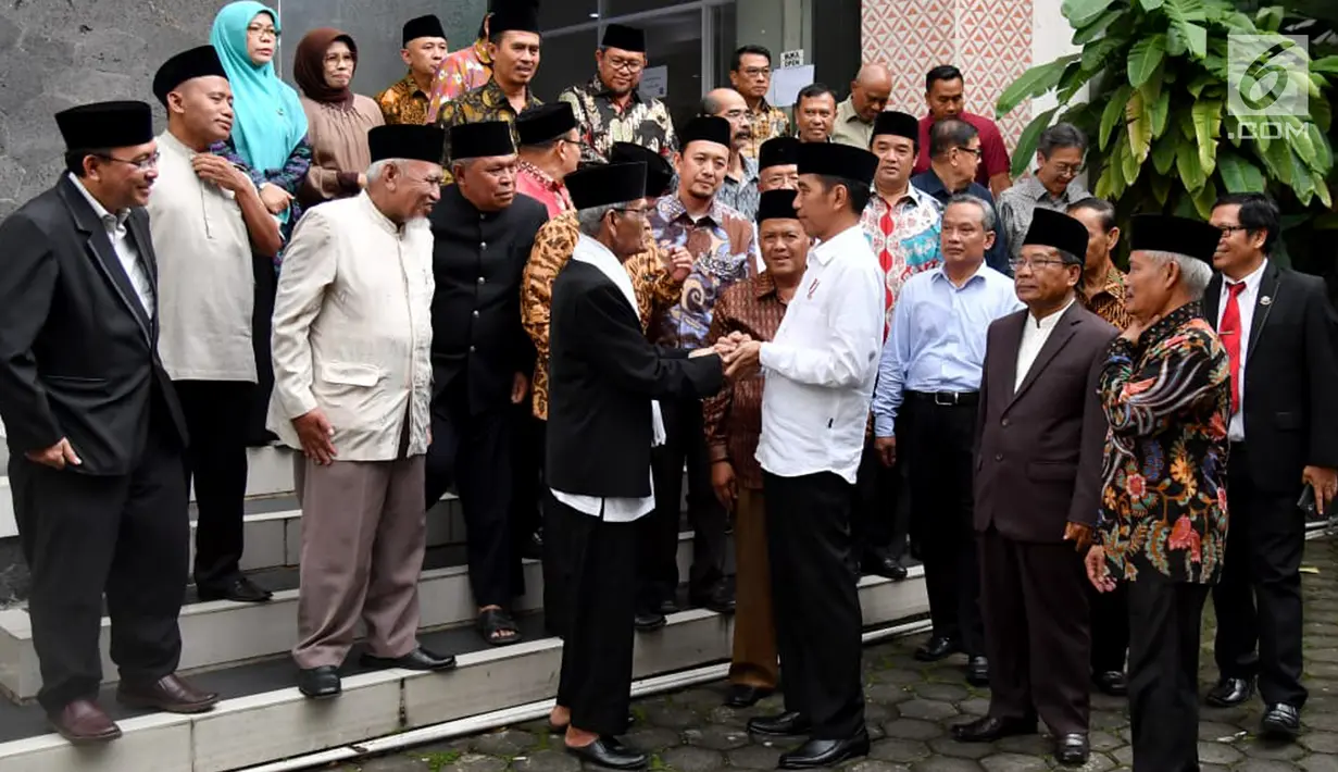 Presiden Joko Widodo atau Jokowi berpamitan usai berkunjung ker Kantor Majelis Ulama Indonesia (MUI) Jawa Barat, Selasa (17/4). Lawatan ini dilakukan dalam kunjungan kerjanya ke Jawa Barat. (Liputan6/Pool/Biro Pers Setpres)