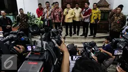 Setya Novanto memberikan keterangan usai melakukan pertemuan tertutup di kediaman Megawati Soekarnoputri di Jakarta, Minggu (20/11). Pertemuan tersebut juga membahas dukungan kepada Cagub DKI Jakarta Basuki Tjahaja Purnama. (Liputan6.com/Faizal Fanani)