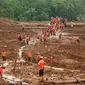 Pencarian korban hilang dalam longsor Gunung Lio, Pasir Panjang, Brebes. (Foto: Liputan6.com/BPBD Cilacap/Muhamad Ridlo)