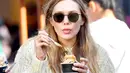 Elizabeth Olsen tampak menggemaskan ketika makan es krim saat jalan-jalan di Los Angeles. (Snorlax/Mega TheMegaAgency.com/USMagazine)