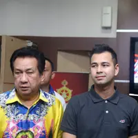 Ketika ditemui di gedung Ditreskrimsus Polda Metro Jaya, Jakarta Selatan, Jumat (4/12), Raffi mengaku akan berkumpul bersama para wartawan hiburan yang kerap bersinggungan langsung dengannya setelah tahun baru 2016 mendatang. (Andy Masela/Bintang.com)