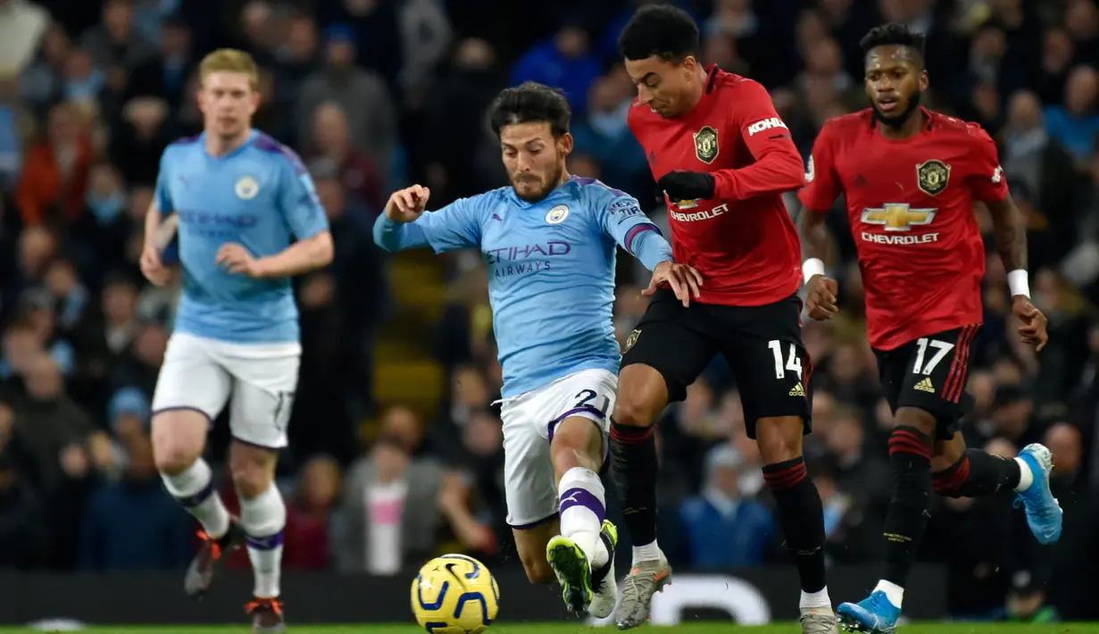 Pemain Manchester City David Silva (kiri tengah) berebut bola dengan pemain Manchester United Jesse Lindgard pada pertandingan Liga Inggris di Etihad Stadium, Manchester, Inggris, Sabtu (7/12/2019). Manchester United menang 2-1. (AP Photo/Rui Vieira)