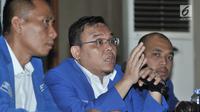 Wakil Ketua Komisi IX DPR RI Saleh Daulay (tengah) menyampaikan keterangan saat konpers di Kantor DPP PAN, Jakarta, Selasa (1/5). Dalam konpers ini Saleh Daulay menyatakan kemungkinan besar Fraksi PAN akan ikut ke Pansus TKA. (Merdeka.com/Iqbal S Nugroho)