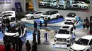 Pemerintah melalui Menteri Perindustrian Agus Gumiwang Kartasasmita berharap, ajang IIMS 2026 menjadi katalis penting dalam mempercepat pemulihan sekaligus memperkuat fondasi industri otomotif nasional. Tampak dalam foto, pengunjung melihat-lihat mobil yang dipamerkan saat International Motor Show (IIMS) 2026 di JIExpo Kemayoran, Jakarta, Kamis (5/2/2026). (Kapanlagi.com/Budy Santoso)