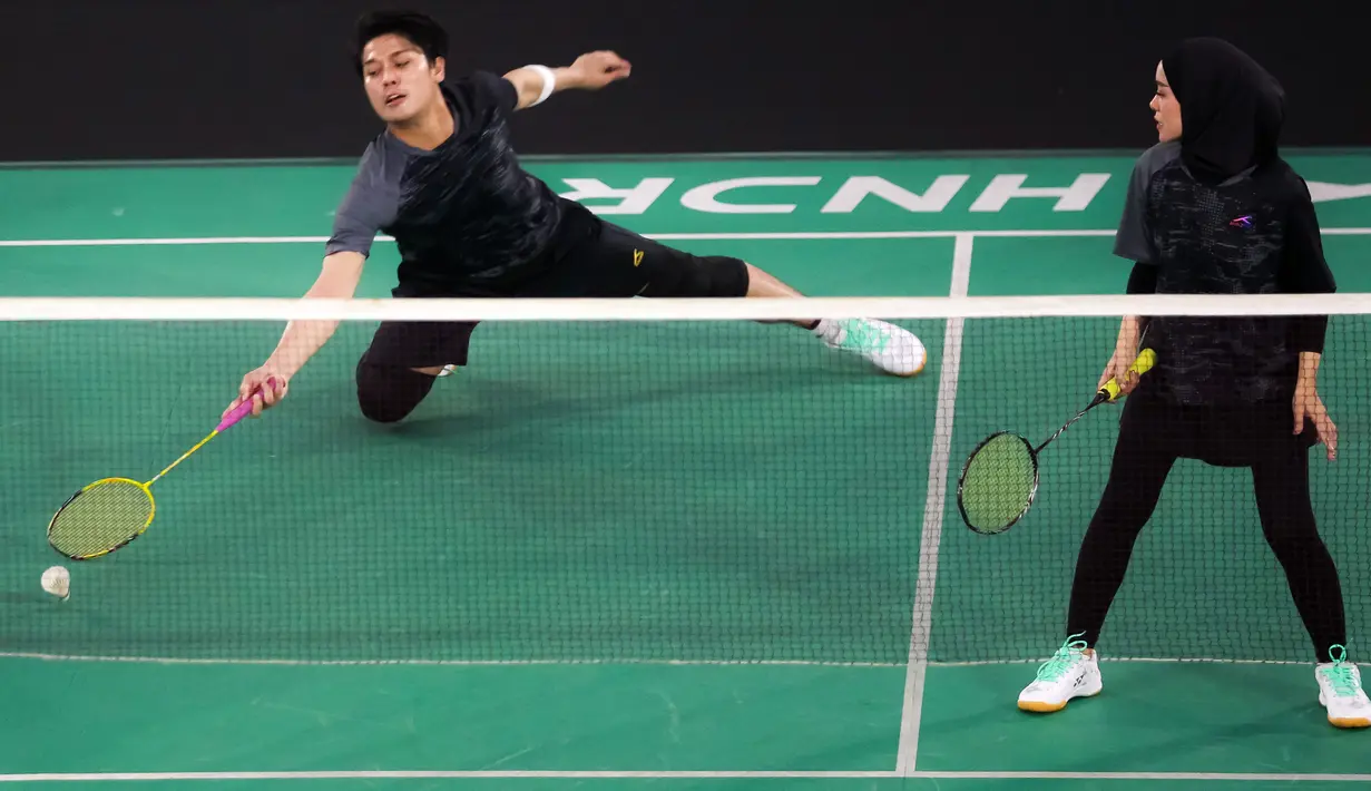 <p>Pasangan selebritas, Rizky Billar dan Lesti Kejora berusaha mengembalikan kok ke arah pasangan Raffi Ahmad dan Nagita Slavina pada laga bulu tangkis Turnamen Olahraga Selebriti Indonesia (TOSI) di GOR UNJ, Jakarta, Minggu (16/07/2023). Pasangan Rizky dan Lesti menang dua set langsung atas pasangan Raffi dan Gigi dengan skor 21-12, 21-10. (Bola.com/Bagaskara Lazuardi)</p>