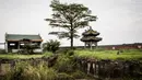 Tumbuhan liar di sekitar Istana kepresidenan Kongo yang terbengkalai di Nsele, Kinshasa, Kongo, Senin (15/5). Istana ini pernah ditempati Mobutu yang berkuasa di Kongo selama lebih dari 31 tahun. (AFP PHOTO/JOHN WESSELS)