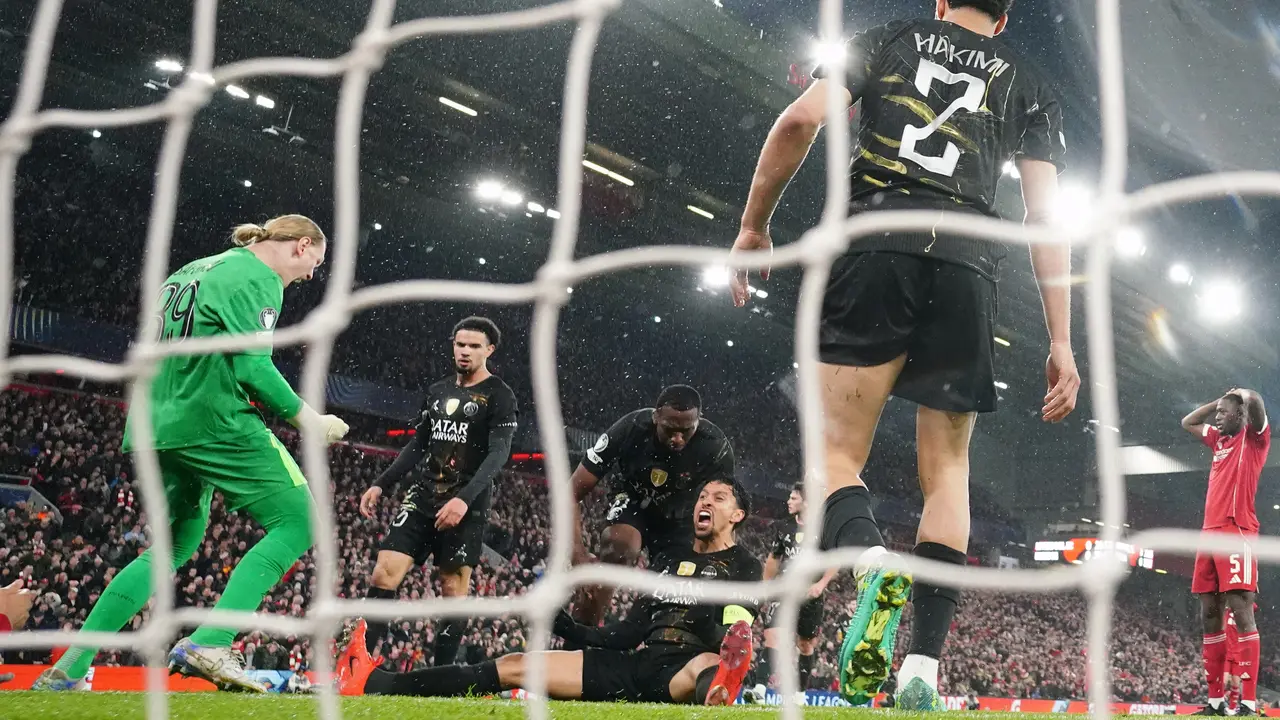 Kiper PSG Matvey Safonov dan Marquinhos bereaksi setelah melakukan penyelamatan