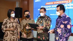 Direktur Utama BTN (persero) Tbk Haru Koesmahargyo (kedua kanan), Direktur Finance Planning & Treasury Nofry Rony Poetra, Direktur Risk Management& Transformation Setiyo Wibowo dan Direktur Wholesale Risk & Asset Management Elisabeth Novie Riswanti berbincang saat paparan kinerja 2021.(Liputan6.com)