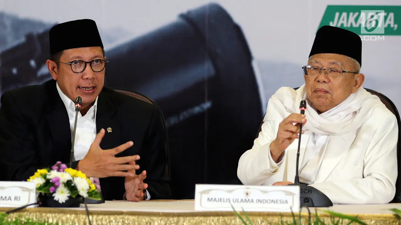 Menteri Agama Lukman Hakim didampingi Ketua MUI Maruf Amin memberikan keterangan hasil sidang isbat di Jakarta,  Kamis (14/6). Pemerintah memutuskan Idul Fitri 1439 H jatuh pada 15 Juni 2018. (Liputan6.com/Johan Tallo)