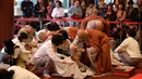 Seorang biksu mencukur rambut bocah laki-laki dalam seremonial ulang tahun Buddha di kuil Jogye, Seoul, Rabu (2/5). Sepuluh anak terpilih mendapatkan pengalaman menjadi biksu dalam rangkaian acara peringatan hari lahir Buddha (AP/Lee Jin-man)
