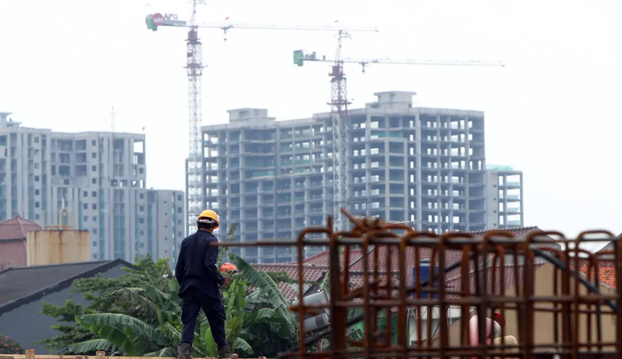 Pekerja menyelesaikan proyek Tol Depok - Antasari (Desari) di TB Simatupang, Jakarta, Rabu (11/8). Proyek ini telah mencapai tahap pengerjaan tiang pancang dengan girder atau balok beton sebagai dasar jalan tol melayang. (Liputan6.com/JohanTallo)