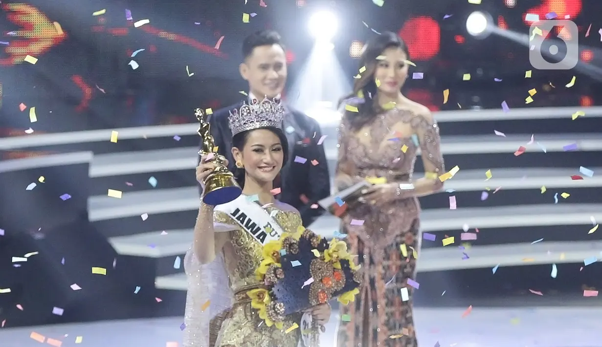 Pemenang Puteri Indonesia 2020 Rr Ayu Maulida Putri (tengah) asal Jawa Timur mengangkat piala dalam acara malam puncak di Jakarta, Jumat (6/3/2020). Ayu Maulida menjadi pemenang setelah menyisihkan tiga pesaingnya. (Fimela.com/Bambang E Ros)