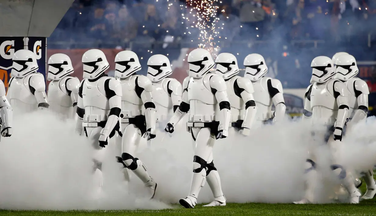 Pasukan Stormtroopers berjalan di lapangan saat istirahat pertandingan NFL antara Chicago Bears dan Minnesota Vikings di Chicago (9/10). Kedatangan karakter star wars ini untuk mempromosikan film Star Wars: The Last Jedi. (AP Photo/Charles Rex Arbogast)