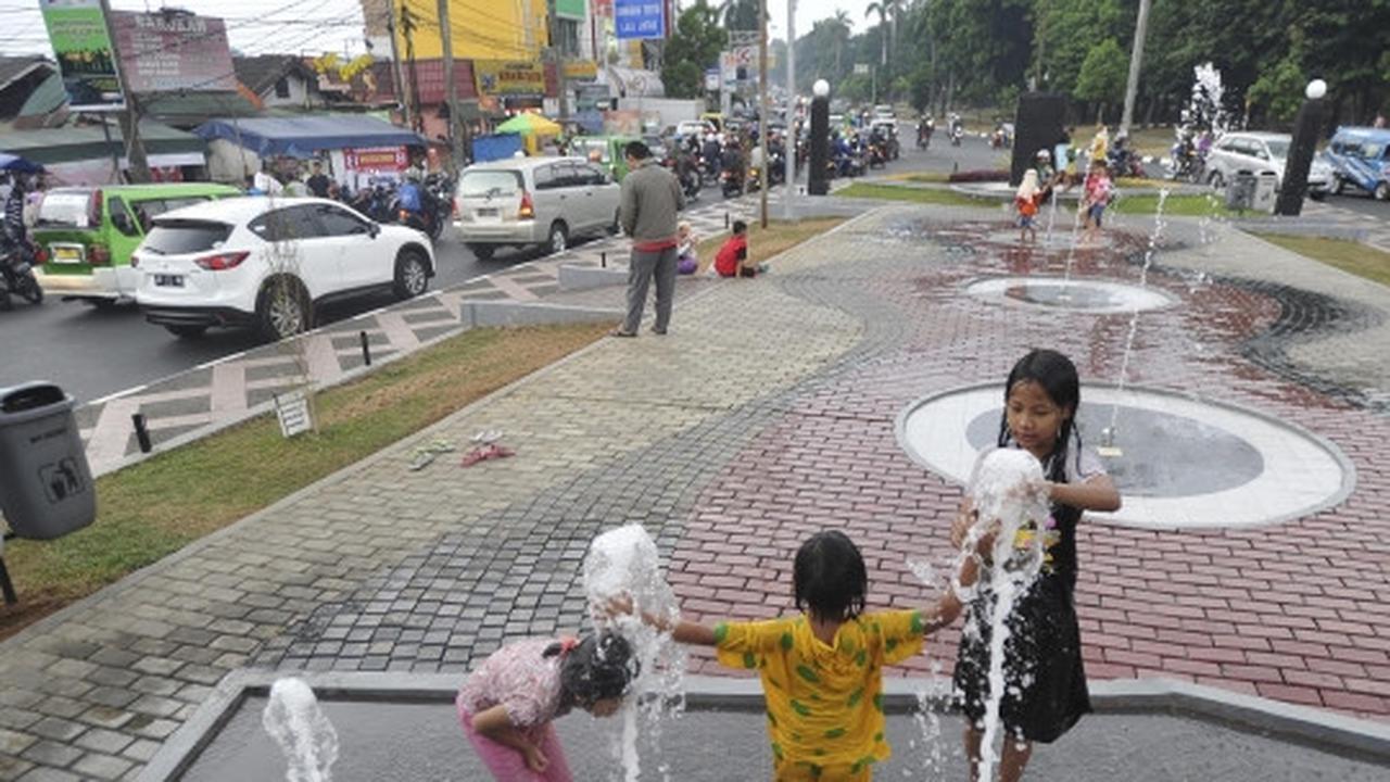 Kegembiraan anak-anak ngabuburit di Taman Air Mancur Bogor