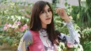 <p>Syahnaz berpose cantik dengan rambut berponi yang disisir ke samping. Rambut panjang sedadanya ini sempurna membingkai wajahnya yang saat itu tampak menggunakan makeup natural dengan outfit kasual. Foto: Instagram.</p>