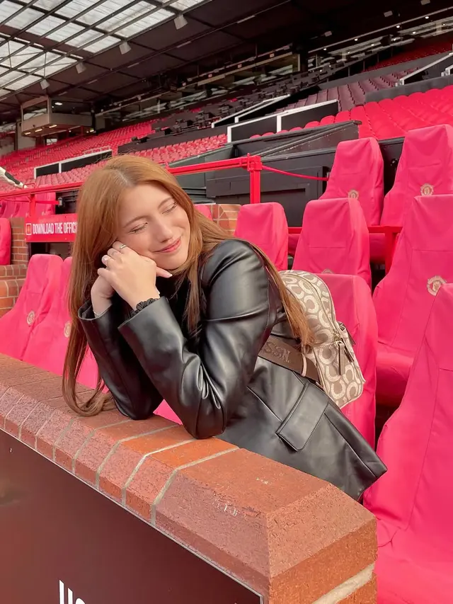 Gaya Cassandra Lee dan Ryuken Lie Liburan ke Old Trafford, Fans MU Sejati Tampil Stylish Saat Stadium Tour