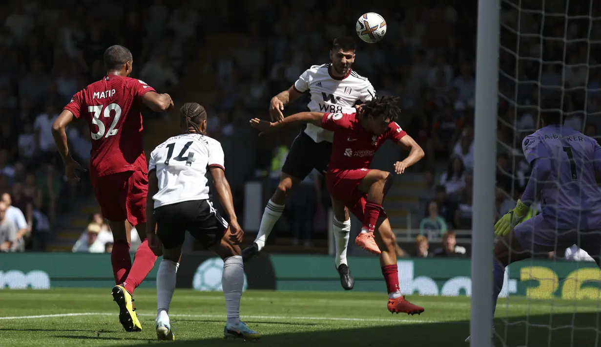 Fulham berhasil unggul 1-0 pada menit ke-32. Umpan silang Kenny Tete ke tiang jauh berhasil ditanduk Aleksandar Mitrovic tanpa bisa diantisipasi kiper Liverpool Alisson Becker. Skor 1-0 untuk tuan rumah bertahan hingga babak pertama usai. (AP/Ian Walton)
