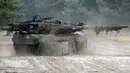 Sebuah tank Leopard 2 beraksi saat kunjungan Menteri Pertahanan Jerman Boris Pistorius ke batalyon tank Bundeswehr 203 di Field Marshal Rommel Barracks, Augustdorf, Jerman, 1 Februari 2023. Setelah keputusan pemerintah Jerman untuk mengirimkan 14 tank Leopard 2 ke Ukraina, kemampuan tank tempur utama Leopard 2A6 ditampilkan pada presentasi di Augustdorf. (AP Photo/Martin Meissner)