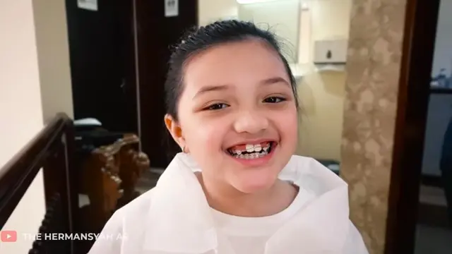 6 Potret Penampilan Baru Arsy Hermansyah Pakai Kawat Gigi di Usia 7 Tahun, Makin Cantik dan Imut