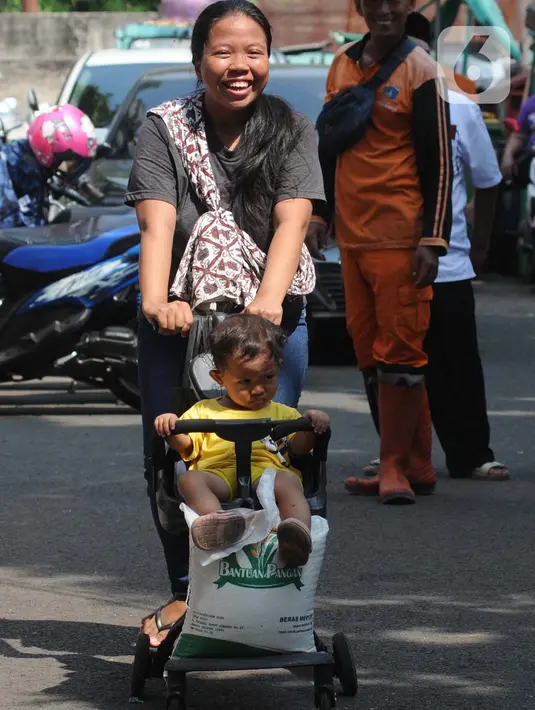 Untuk detail di Jakarta Barat bantuan beras akan disalurkan kepada 67.000 KPM, Jakarta Pusat 41.000 KPM, Jakarta Utara 55.000 KPM, Jakarta Selatan 51.000 KPM dan Kepulauan seribu kira-kira 2.000 KPM. (merdeka.com/Imam Buhori)