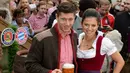 Robert Lewandowski bersama istrinya Anna Stachurska larut dalam keseruan Oktoberfest, Jerman, Minggu (5/10/2014)(AFP PHOTO/CHRISTOF STACHE)