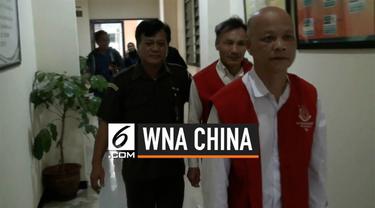 Dua WNA China nekat merampok sebuah toko emas di Bekasi. Akibat perbuatannya, mereka dituntut satu tahun penjara.