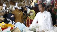 Presiden Joko Widodo atau Jokowi, bersama Wali Kota Surabaya Eri Cahyadi, dan Gubernur Jawa Timur Khofifah Indar Parawansa meninjau kebutuhan pokok di Pasar Wonokromo. (Foto: Dian Kurniawan/Liputan6.com).