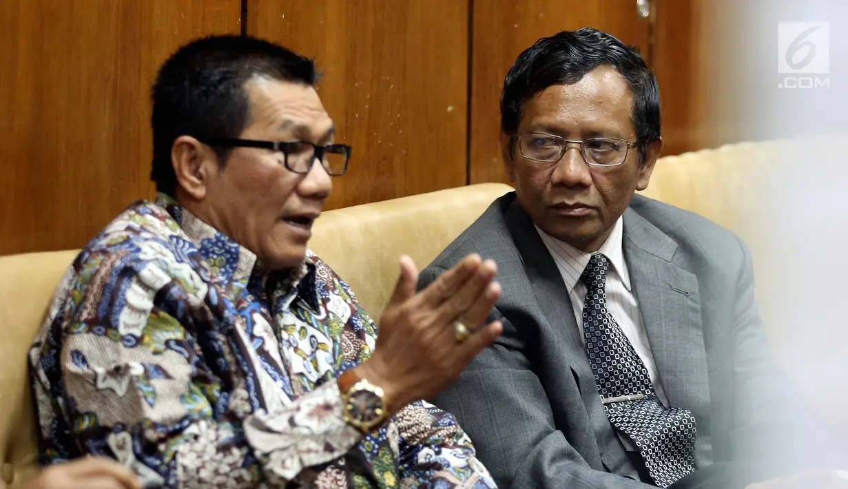 Mahfud MD berbincang dengan Ketua Pansus Hak Angket KPK Agun Gunanjar usai rapat dengar pendapat umum di Komplek Parlemen Senayan, Jakarta, Selasa (18/7). (Liputan6.com/Johan Tallo)