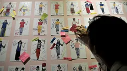 Pengunjung berinteraksi dengan salah satu instalasi yang dipamerkan dalam Manifesto 6.0 "Multipolar: Seni Rupa 20 Tahun Setelah Reformasi" di Galeri Nasional, Jakarta, Senin (7/5). (Merdeka.com/Iqbal Nugroho)