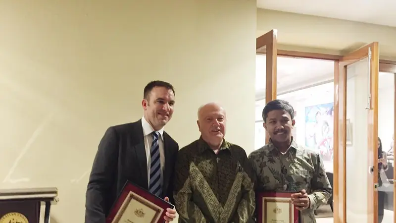 Duta Besar Australia untuk Indonesia, Gary Quinlan bersama dua pemenang Elizabeth O’Neill Journalism Award 2018, Tri Joko Her Riadi dan Andrew Greene (Liputan6.com/Teddy Tri Setio Berty)