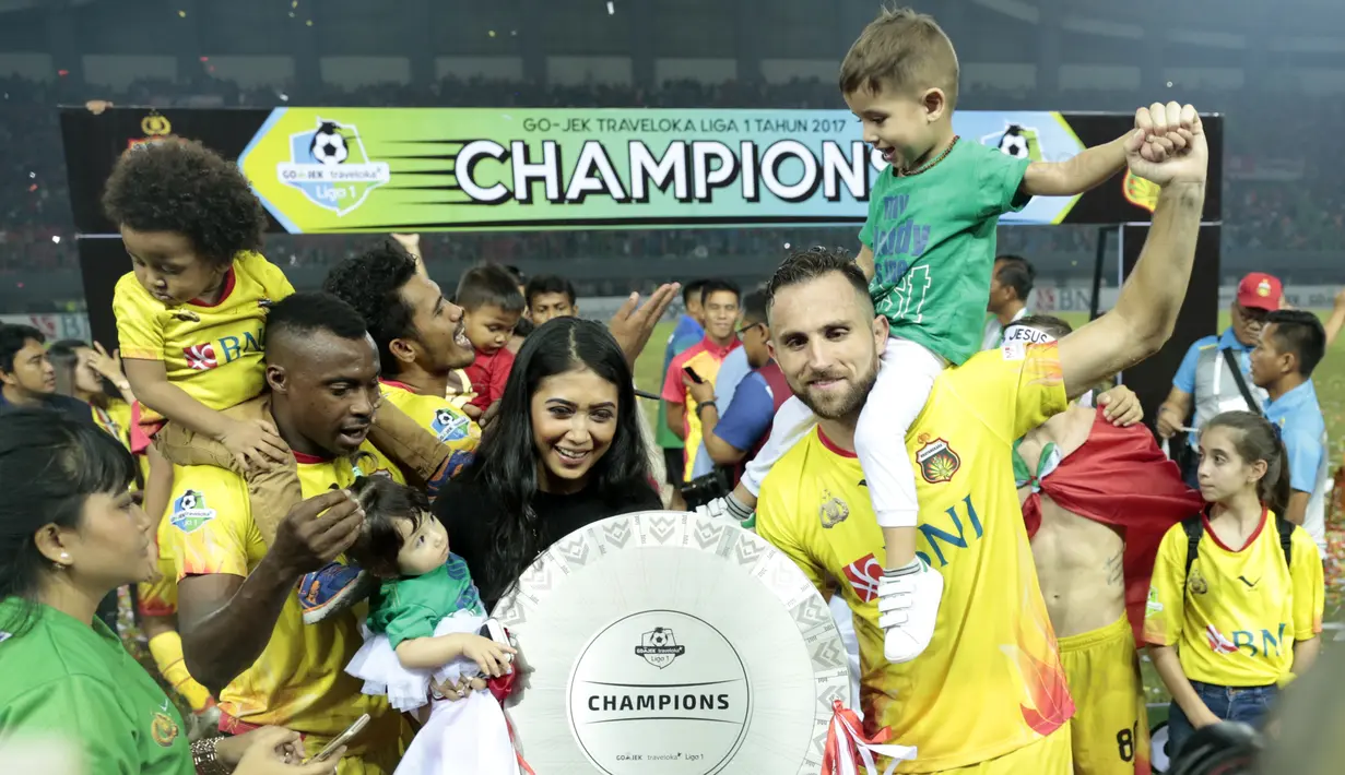 Pemain Bhayangkara FC, Ilija Spasojevic merayakan keberhasilan meraih gelar juara Liga 1 2017 di Stadion Patriot Bekasi, Sabtu (12/11/2017). Bhayangkara kalah 1-2 lawan Persija. (Bola.com/Nicklas Hanoatubun)